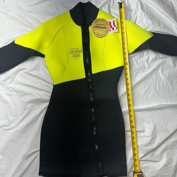 NEW Action Plus Long Sleeve Wet Suit Shorts Size Small Black&Yellow - Picture 1 of 4